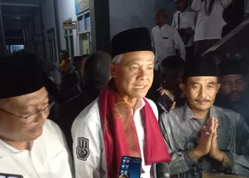 Ganjar Pranowo bersama Gus Thoriq (baju abu-abu).