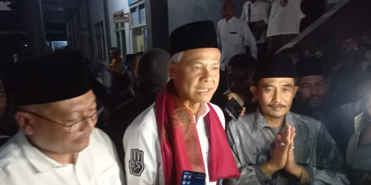 Ganjar Pranowo bersama Gus Thoriq (baju abu-abu).