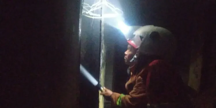 Rumah di Lawang terbakar, petugas melakukan upaya pemadaman.