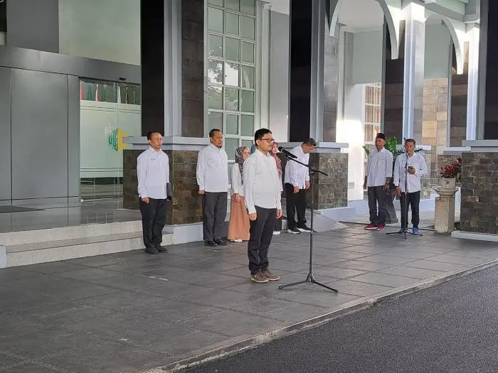 Kabiro AAKK UIN Malang, Barnoto saat memimpin apel pagi di kampus.