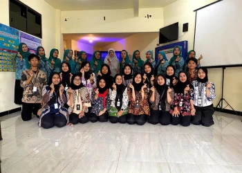 Foto bersama mahasiswa KKN UM dan UPN Veteran Jatim usai kegiatan sosialisasi dan pemberdayaan ibu rumah tangga di Kota Batu.