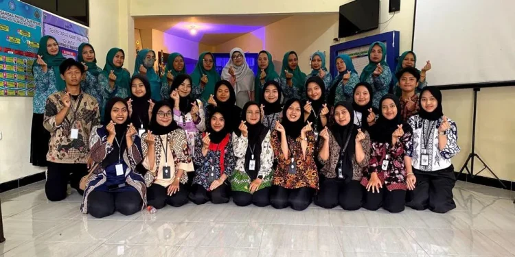 Foto bersama mahasiswa KKN UM dan UPN Veteran Jatim usai kegiatan sosialisasi dan pemberdayaan ibu rumah tangga di Kota Batu.