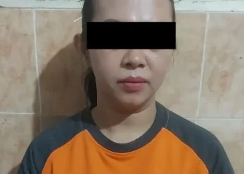 Tersangka emak-emak Wonosari berinisial RL usai diamankan di Polsek Wonosari.