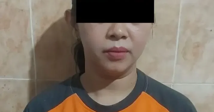 Tersangka emak-emak Wonosari berinisial RL usai diamankan di Polsek Wonosari.