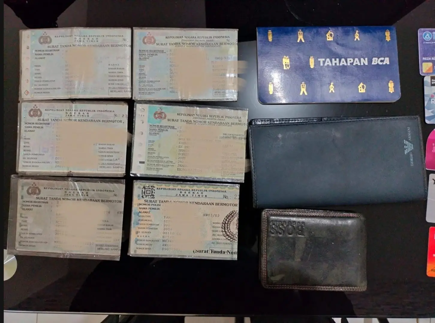 Barang bukti berupa surat dan dokumen milik korban yang diambil tersangka. 