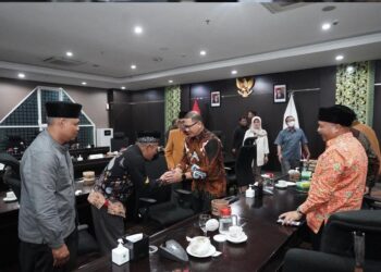 TPA Tlekung Resmi Beroperasi Kembali. Pertemuan PJ Wali Kota Batu, Aries Agung Paewai dan warga desa Tlekung terkait kesepakatan membuka kembali TPA Tlekung.