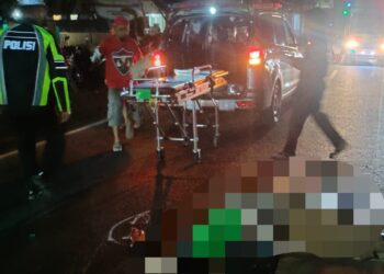 Petugas melakukan evakuasi korban kecelakaan sepeda motor di Bululawang.