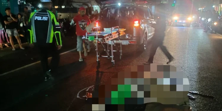 Petugas melakukan evakuasi korban kecelakaan sepeda motor di Bululawang.