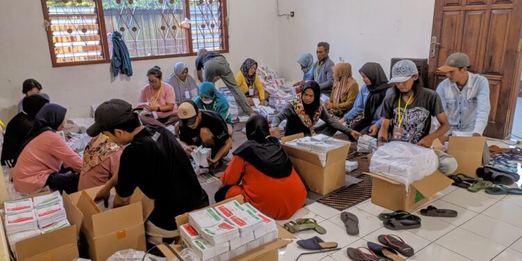 Proses pelipatan surat suara di KPU Kota Batu.