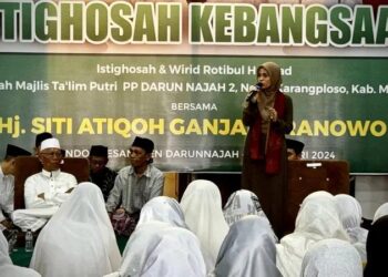Siti Atikoh Suprianti, istri calon presiden nomor urut 3 Ganjar Pranowo saat bersilahturahmi ke Pondok Pesantren PPAI Darun Najah 2 Malang.