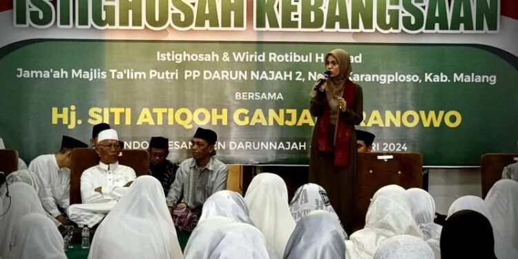Siti Atikoh Suprianti, istri calon presiden nomor urut 3 Ganjar Pranowo saat bersilahturahmi ke Pondok Pesantren PPAI Darun Najah 2 Malang.