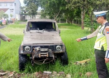 Polisi menunjukkan mobil Suzuki Katana yang membuat nyawa petani di Kota Batu melayang saat melintas di jalur dekat Selecta Kota Batu.