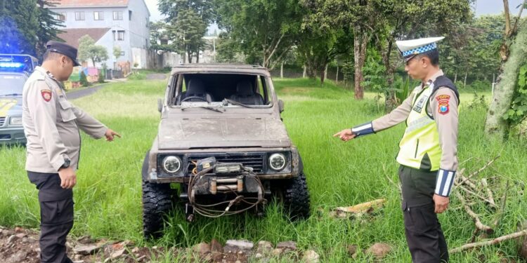 Polisi menunjukkan mobil Suzuki Katana yang membuat nyawa petani di Kota Batu melayang saat melintas di jalur dekat Selecta Kota Batu.