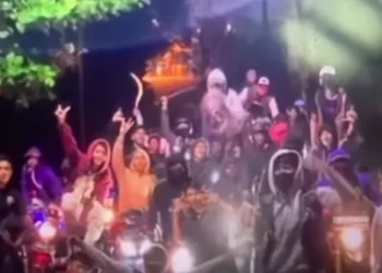 Sekelompok remaja diduga gangster acungkan celurit.