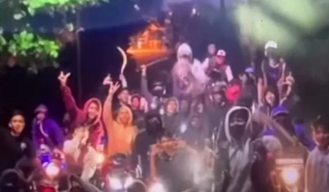 Sekelompok remaja diduga gangster acungkan celurit.