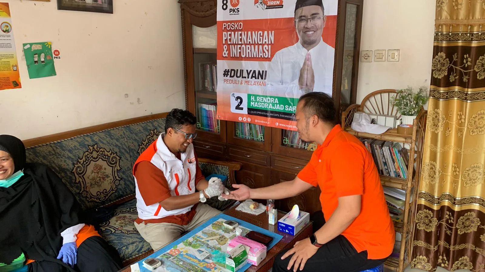 Salah seorang warga tengah mengikuti tes kesehatan.