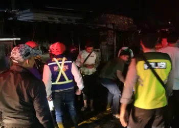 Petugas melakukan olah TKP kebakaran setelah api berhasil dipadamkan.