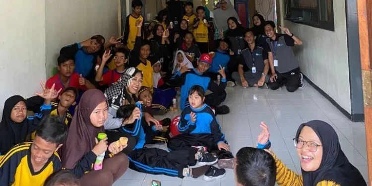 Pelaksanaan SERAMA di SLB Sumber Dharma. Mahasiswa UM lakukan senam ceria.