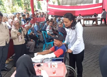 Simulasi pemungutan suara yang dilakukan oleh pemilih penyandang disabilitas.