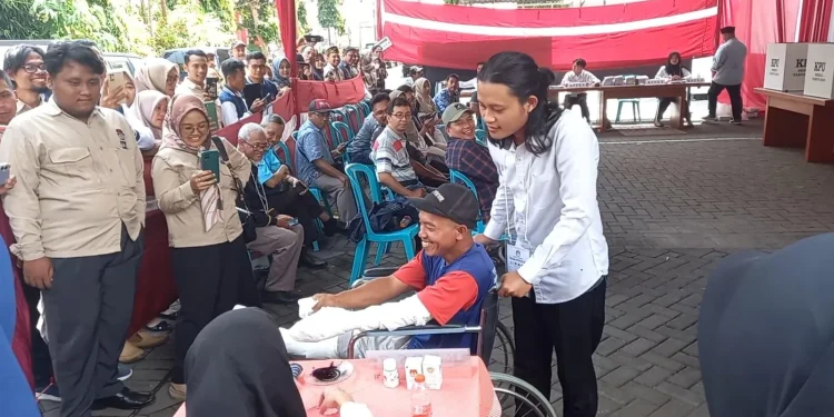 Simulasi pemungutan suara yang dilakukan oleh pemilih penyandang disabilitas.