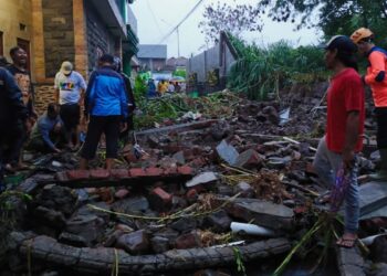 Hujan deras mengakibatkan tembok Hotel Singhasari Kota Batu sepanjang 30 meter di Jalan Darmin 14, Desa Beji, Kota Batu roboh.