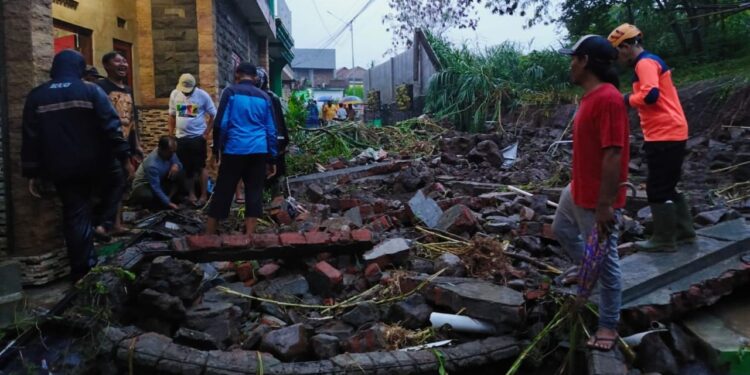 Hujan deras mengakibatkan tembok Hotel Singhasari Kota Batu sepanjang 30 meter di Jalan Darmin 14, Desa Beji, Kota Batu roboh.