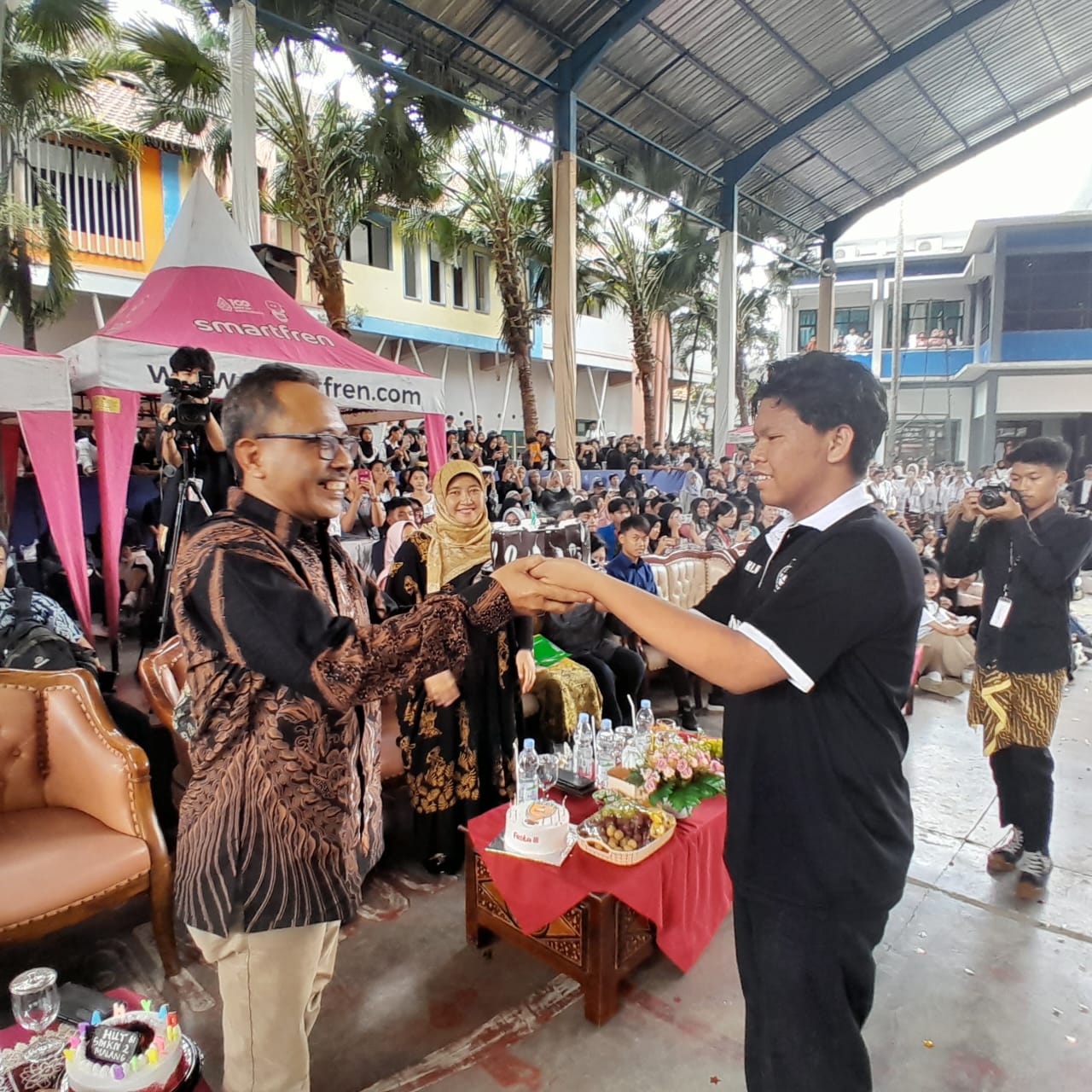Tiup lilin oleh Kepala Sekolah SMKN 2 Kota Malang, Dr. Drs. Hari Mulyono, M.T.