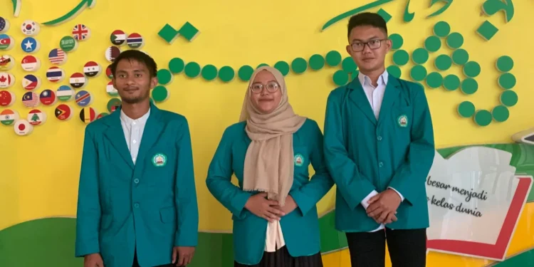 Dari kiri: Sardin Wance MKn; Dwi Rositasari SPd; M Indra Riamizad Raicudu SPd. Mahasiswa Unisma yang meraih prestasi terbaik.