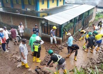 Banjir batu dan lumpur menerjang pemukiman di Jalan Kasdan, Desa Tlekung, Junrejo Kota Batu, Selada (30/1/2024).