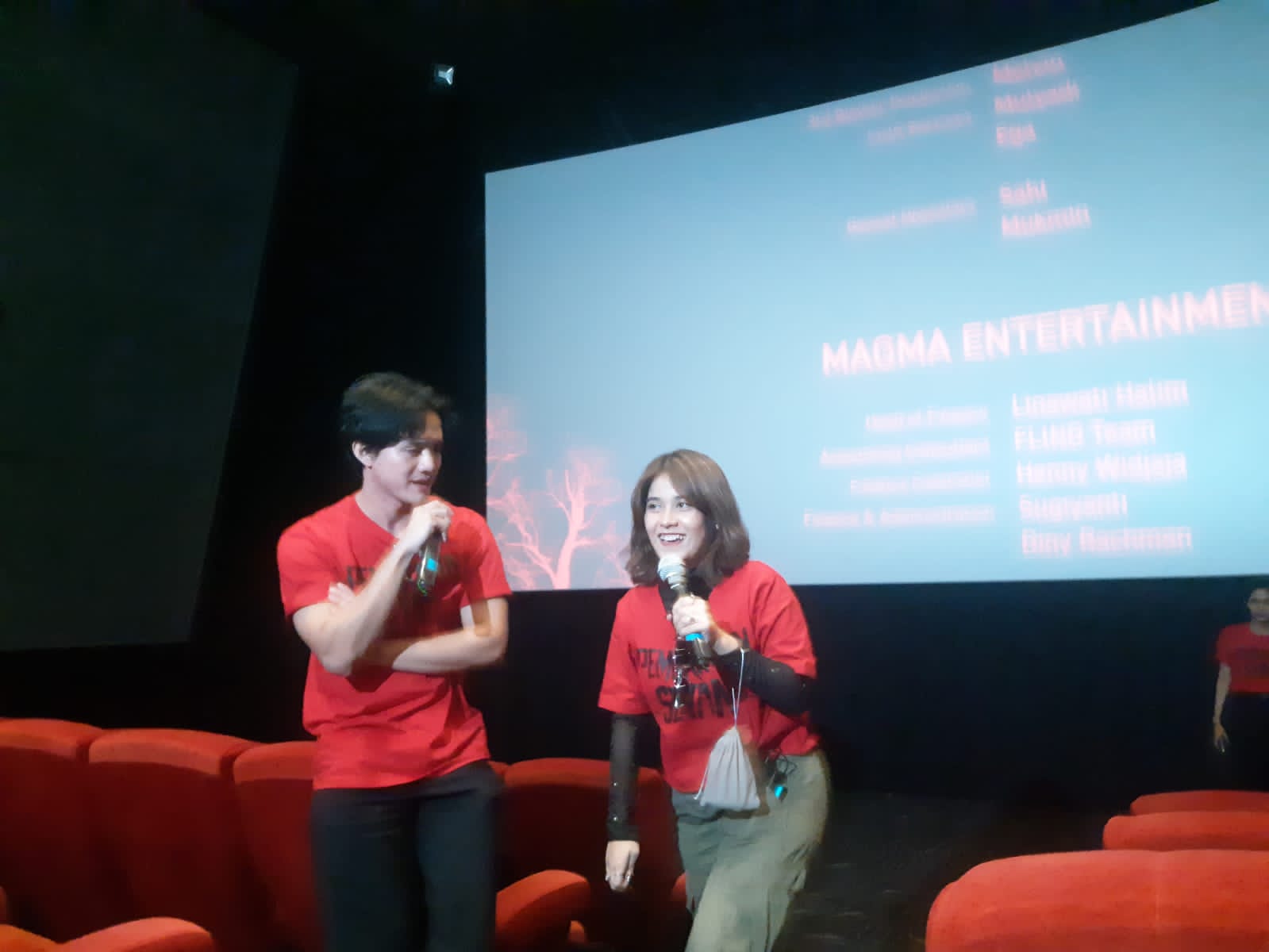 Ashira Zamita dan Bhisma Mulia, aktor film horor Pemukiman Setan menyapa menonton bioskop di Kota Malang.