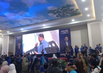 SBY menyanyikan lagu Banyu Langit dan Kamu Ngga Sendirian saat kampanye di Kabupaten Malang.