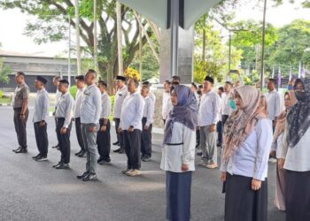 Suasana apel pagi di kampus UIN Malang yang diikuti dosen dan karyawan.