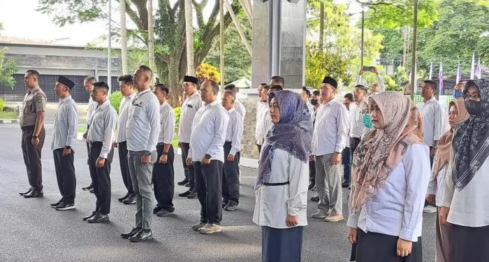 Suasana apel pagi di kampus UIN Malang yang diikuti dosen dan karyawan.