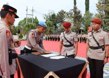 Kapolres Batu, AKBP Oskar Syamsudin, saat menyerahkan sertijab, Senin (8/1/2024).