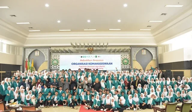 Foto bersama di acara pelantikan Ormawa FEB UNISMA.