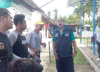 Djamal Aziz (memakai rompi) berdialog dengan peserta lomba burung berkicau.
