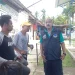 Djamal Aziz (memakai rompi) berdialog dengan peserta lomba burung berkicau.
