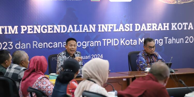 Pj Wali Kota Malang, Dr. Ir. Wahyu Hidayat, MM, saat memaparkan target dan langkah antisipasi inflasi di tahun 2024.