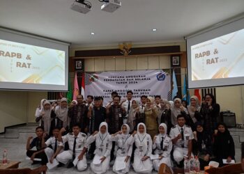 Foto pengurus baru bersama Kepala sekolah SMKN 1 Turen, Diskopinda Kabupaten Malang dan Dinkop Kabupaten Malang.