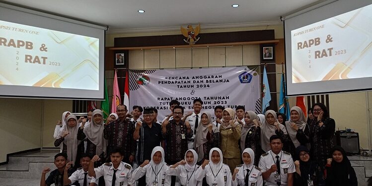 Foto pengurus baru bersama Kepala sekolah SMKN 1 Turen, Diskopinda Kabupaten Malang dan Dinkop Kabupaten Malang.