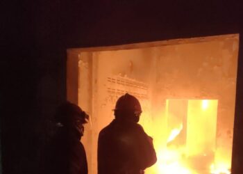Petugas memadamkan api yang membakar gudang plastik di Pakis.