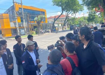 Aliansi Mahasiswa Indonesia Bersatu menggelar aksi di perempatan Dieng Kota Malang.