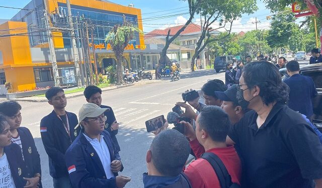 Aliansi Mahasiswa Indonesia Bersatu menggelar aksi di perempatan Dieng Kota Malang.