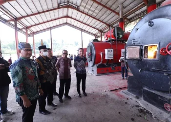 Pj Wali Kota Batu, Aries Agung Paewai saat meninjau mesin insinerator yang baru saja didatangkan di TPA Tlekung.