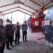 Pj Wali Kota Batu, Aries Agung Paewai saat meninjau mesin insinerator yang baru saja didatangkan di TPA Tlekung.