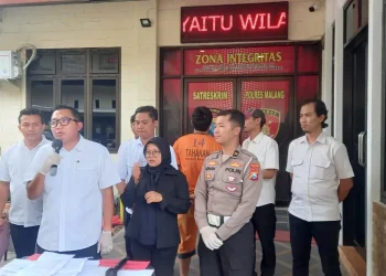 Kasatreskrim Polres Malang, AKP Gandha Syah saat memberikan keterangan pada media soal penangkapan agen umrah