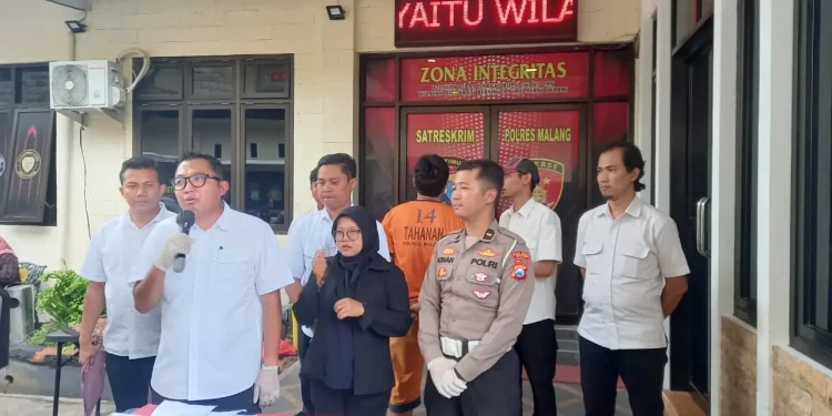 Kasatreskrim Polres Malang, AKP Gandha Syah saat memberikan keterangan pada media soal penangkapan agen umrah