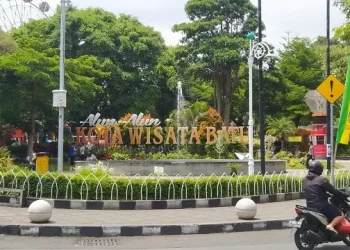 Alun-Alun Kota Batu menjadi jujugan wisatawan utama wisatawan saat berlibur. Kunjungan wisata ke Kota Batu tahun 2023 diprediksi lebih dari 10 juta orang.