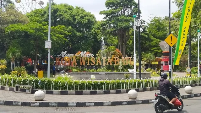 Alun-Alun Kota Batu menjadi jujugan wisatawan utama wisatawan saat berlibur. Kunjungan wisata ke Kota Batu tahun 2023 diprediksi lebih dari 10 juta orang.