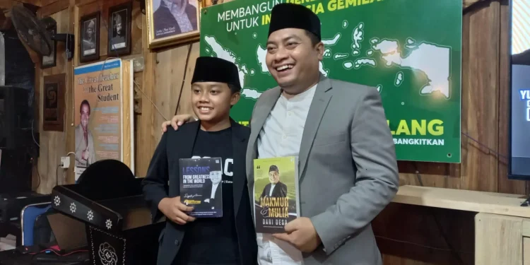 H Puguh Wiji Pamungkas launching buku bareng putranya, Sayyaf Azzam.